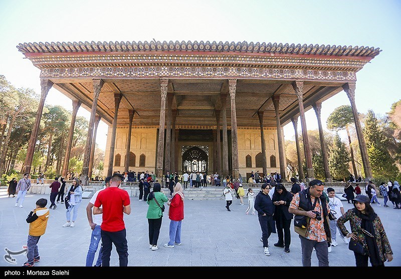 مسافران نوروزی در عمارت چهل ستون اصفهان