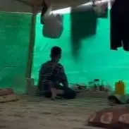 تنها در چادر؛ قصه دردناک کودکی که پدر و‌ مادرش در غزه شهید شده‌اند