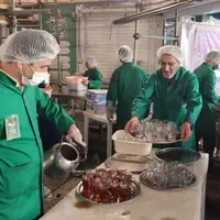 خدمت‌رسانی جمعی از ناشنوایان به زائران حرم مطهر رضوی در‌چایخانه حضرت