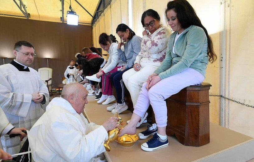 پاپ فرانسیس در حال اجرای مراسم عشای ربانی و شستن پاها در زندان زنان
