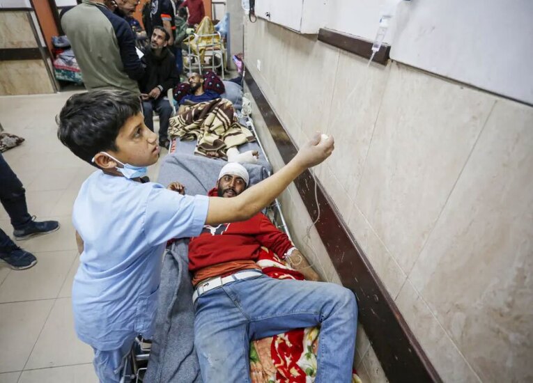عکس/ پرستار 12 ساله فلسطینی در بیمارستان الاقصی نوار غزه