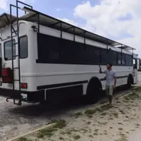 تبدیل اتوبوس مدرسه به یک خانه مدرن و مجهز توسط زوج جوان