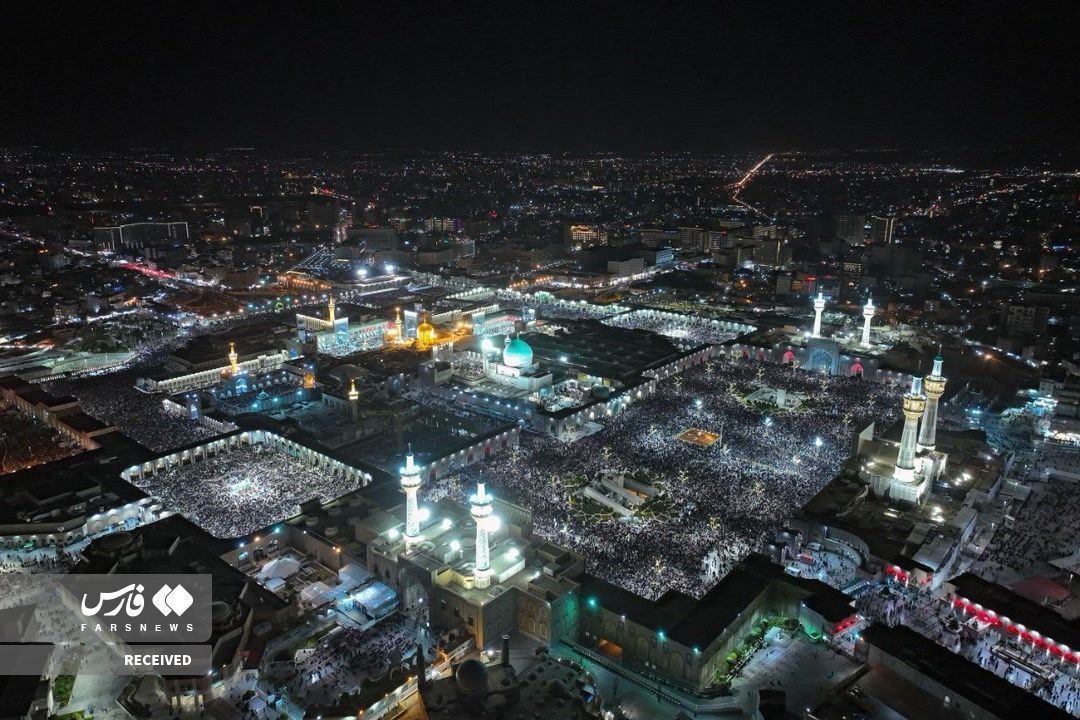 عکس/ تصویر هوایی از ازدحام جمعیت در حرم امام رضا(ع) در دومین شب قدر