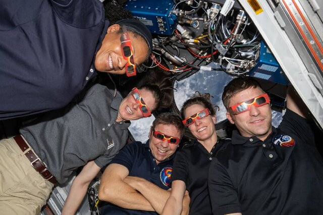 عکس خدمه «ایستگاه فضایی بین‌المللی» با عینک مخصوص خورشیدگرفتگی