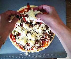 تهیه پنیر پیتزا کشدار خانگی فقط با 2 قلم مواد