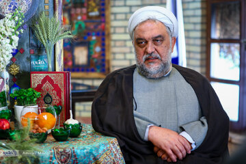 امیری‌فر: برخی از دوستان به احمدی‌نژاد می‌گویند ذلت را قبول کرده‌ای که رئیس‌ات آملی لاریجانی است