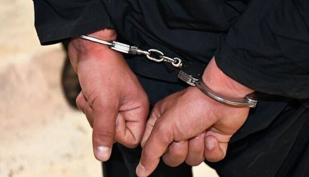 فروشنده خودروهای مسروقه با اسناد تصادفی، در شاهین‌شهر دستگیر شد 