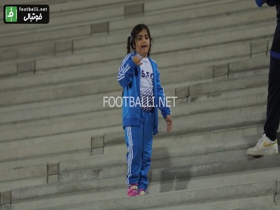 صلوات فرستادن دخترِ جواد نکونام در ورزشگاه آزادی برای برتری استقلال مقابل مس رفسنجان