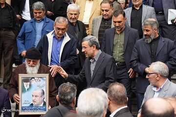 عکسی از احمدی‌نژاد زیر تابوت حمید بهبهانی، وزیر فوت شده‌اش