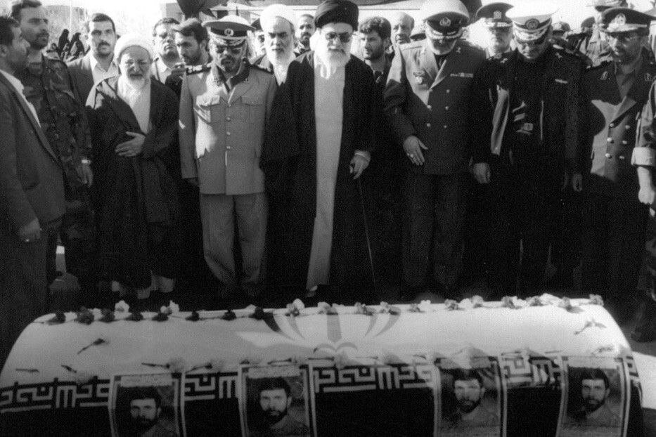 عکسی از رهبر انقلاب در کنار پیکر شهید صیاد شیرازی