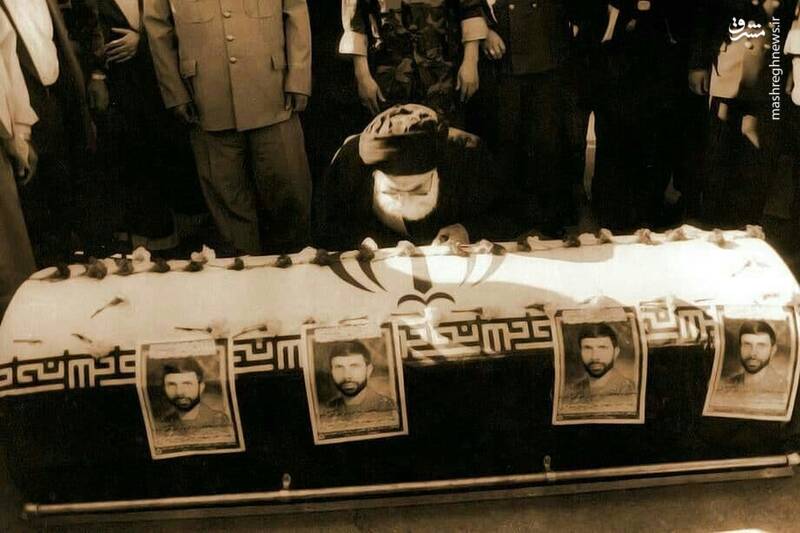 عکس/ ادای احترام رهبر انقلاب بر پیکر شهید صیاد شیرازی