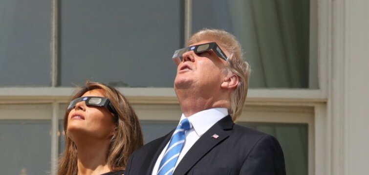 حیرت دونالد ترامپ و همسرش از دیدن آسمان بدون خورشید