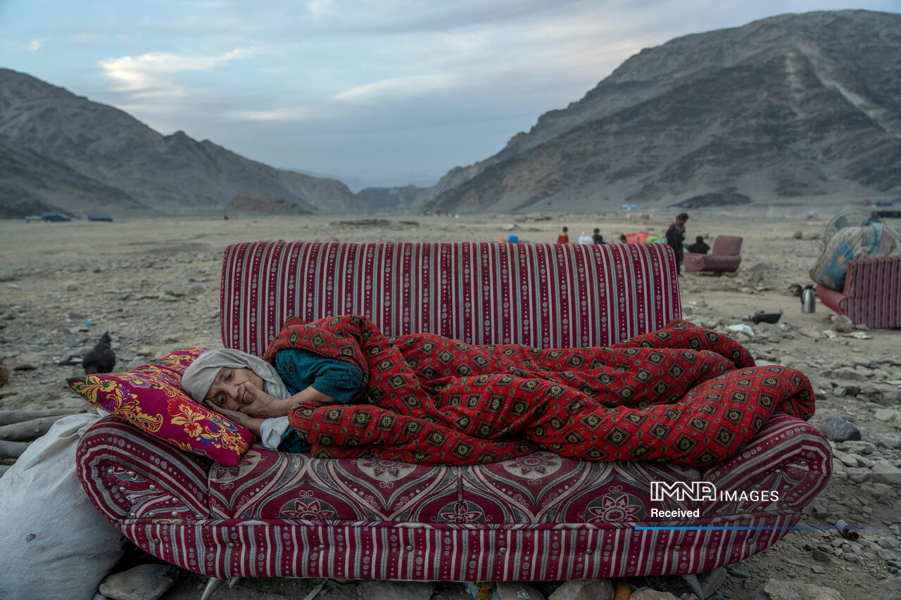 یک زن افغان در صحرا
