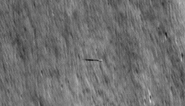 شناسایی چیزی شبیه به بشقاب پرنده در مدار ماه