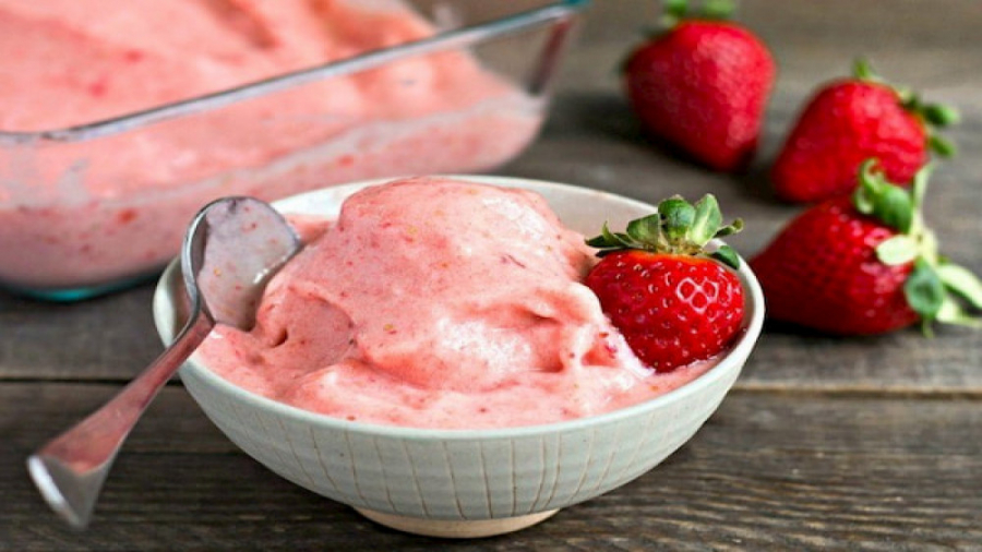 بستنی موز توت فرنگی مخصوص روزهای گرم