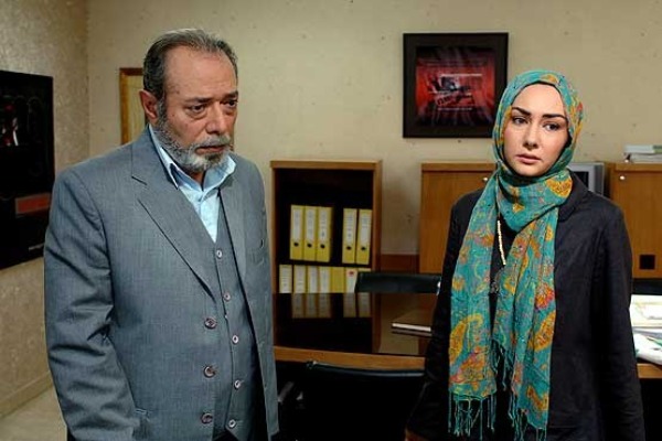 عکسی از پشت صحنه سریال «میوه ممنوعه» با حضور هانیه توسلی و علی نصیریان