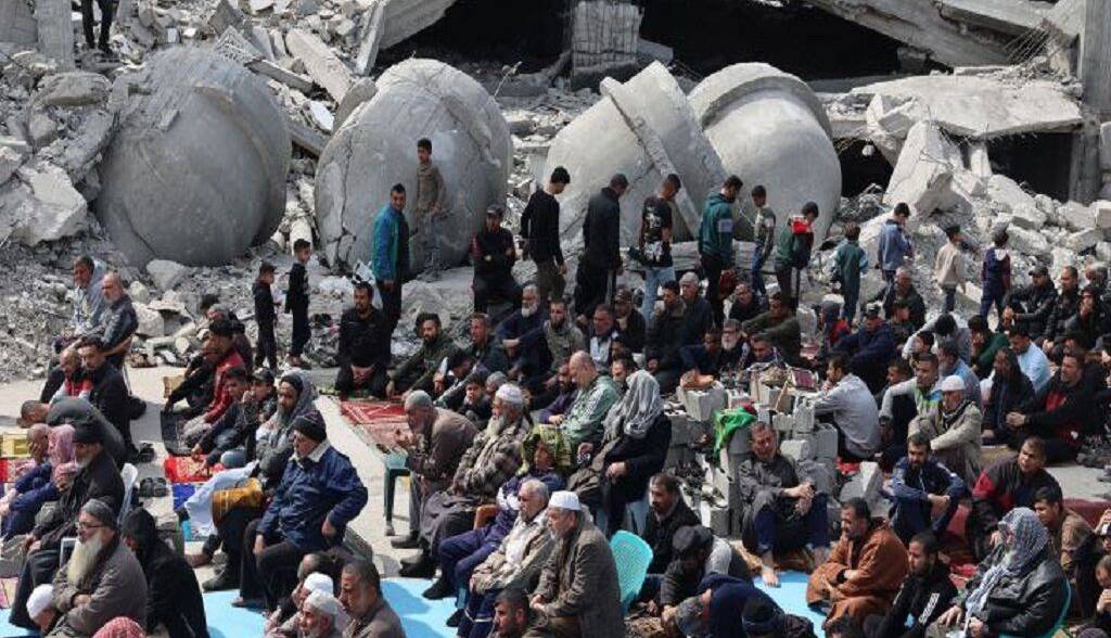 اقامه نماز عید فطر در نوار غزه بر ویرانه‌های مساجد و اردوگاه‌های آوارگان