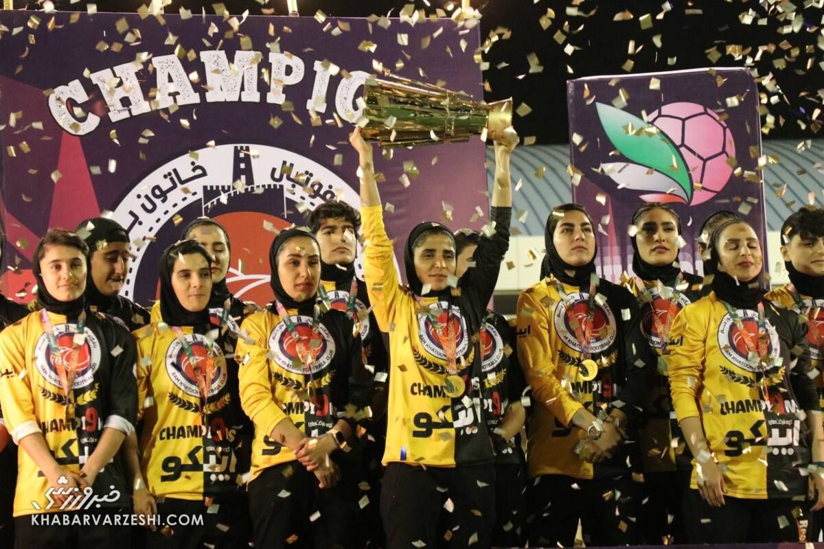 جشن قهرمانی خاتون بم در پایان لیگ فوتبال زنان