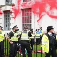 پاشیدن رنگ قرمز به دیوار وزارت دفاع انگلیس در حمایت از غزه