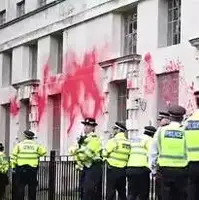 پاشیدن رنگ قرمز به دیوار وزارت دفاع انگلیس در حمایت از مردم غزه