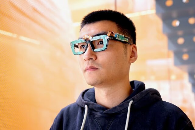 عینک عجیبی که حرکات چشم را بدون دوربین ردیابی می‌کند