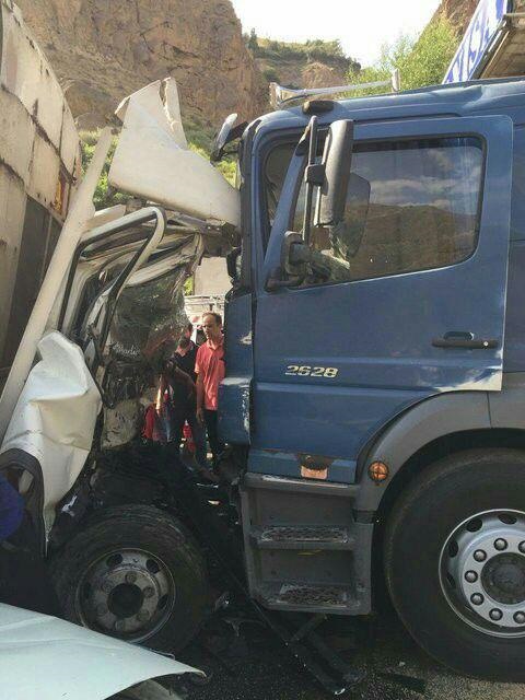 تصادف شدید دو کامیون با هم