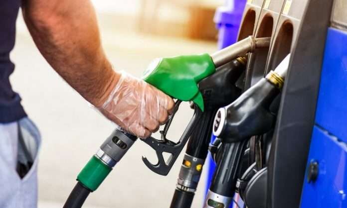 فعال صنعت نفت: یک لیتر بنزین در آمریکا سی برابر بنزین آزاد ایران است