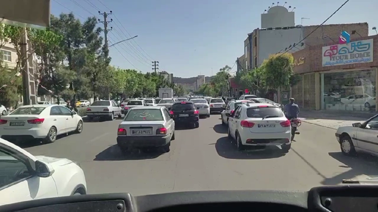 ترافیک سنگین در ساعات پیک در تقاطع فردوسی - صدوقی قم