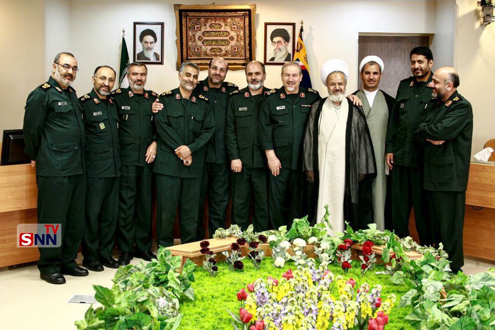  تصویری تازه منتشر شده از شهید زاهدی و شهید سلیمانی در کنار جمعی از فرماندهان سپاه 
