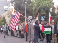 آتش زدن پرچم‌های رژیم صهیونیستی و آمریکا مقابل سفارت اردن در تهران