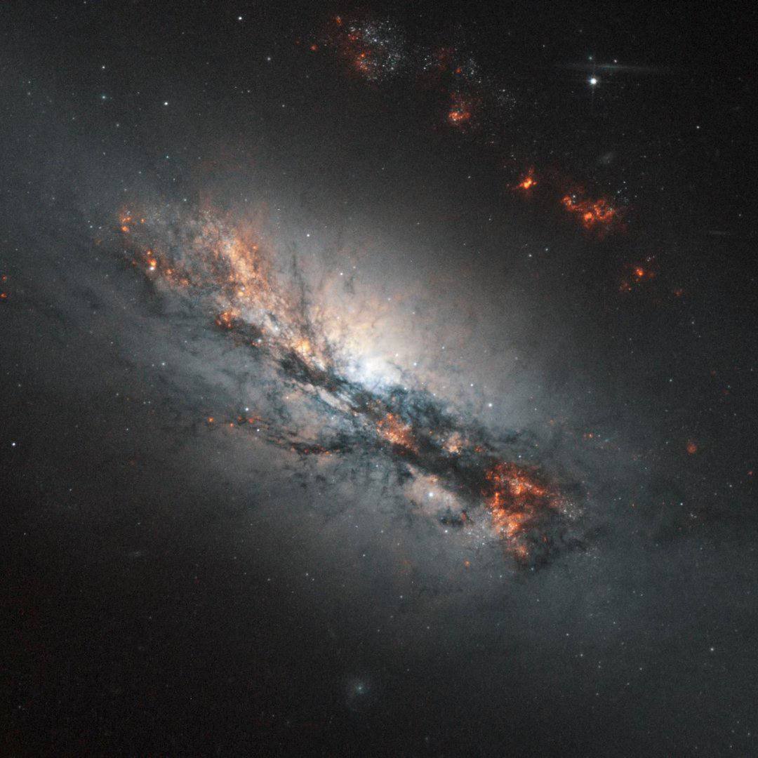 کهکشان زیبای NGC 2146 در فاصله ۷۰ میلیون سال نوری از زمین 