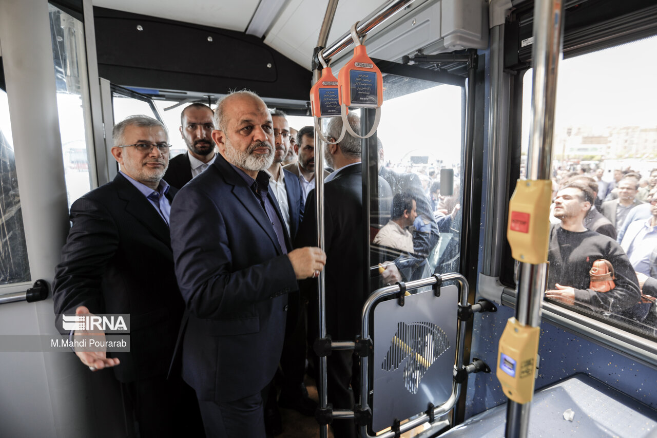 عکس/ افتتاح خط اتوبوس های برقی توسط وزیر کشور در البرز