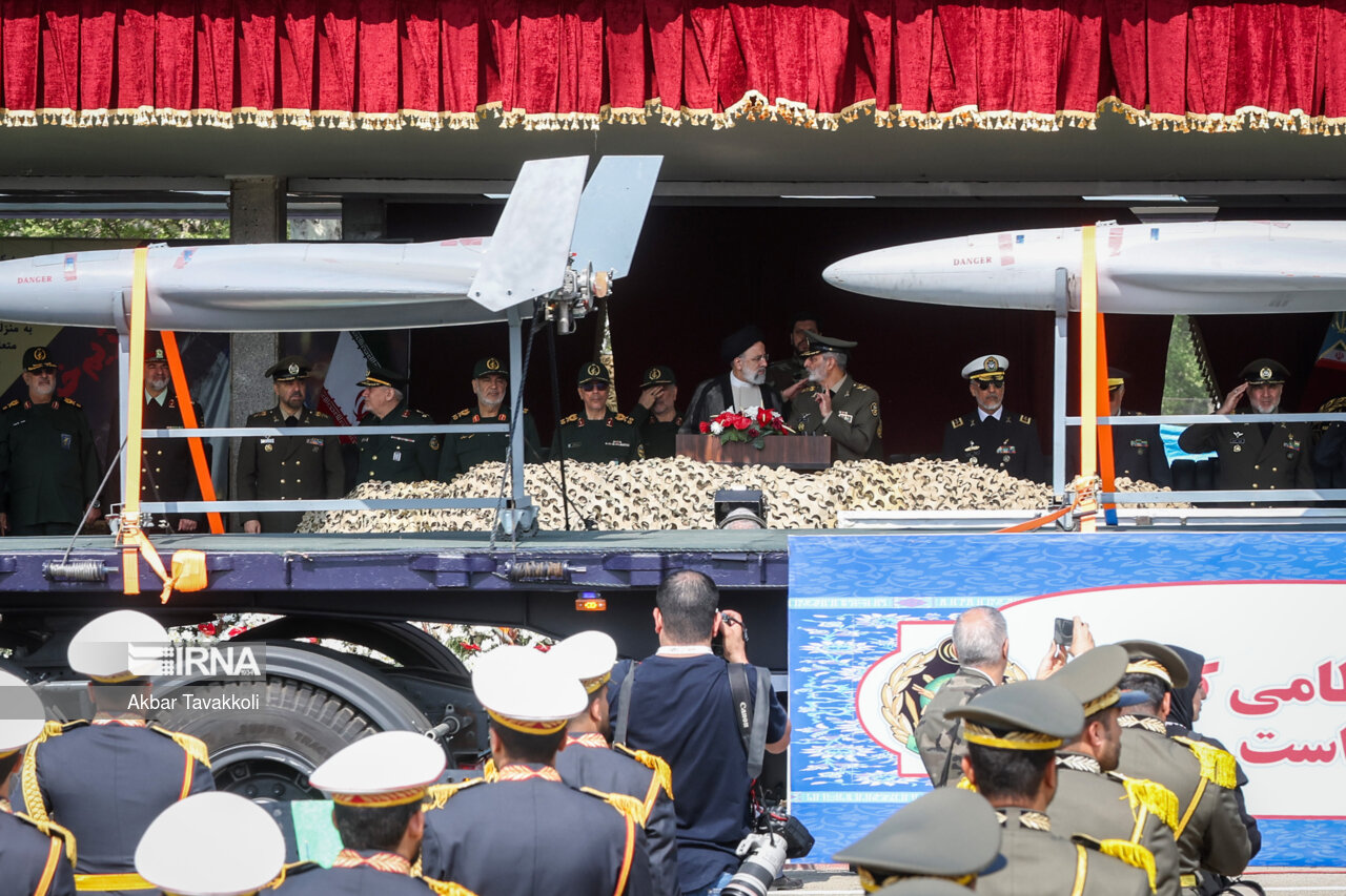 مراسم رژه روز ارتش؛ رئیس جمهور و فرماندهان ارشد نیروهای مسلح برای صهیونیست‌ها خط‌و‌نشان کشیدند