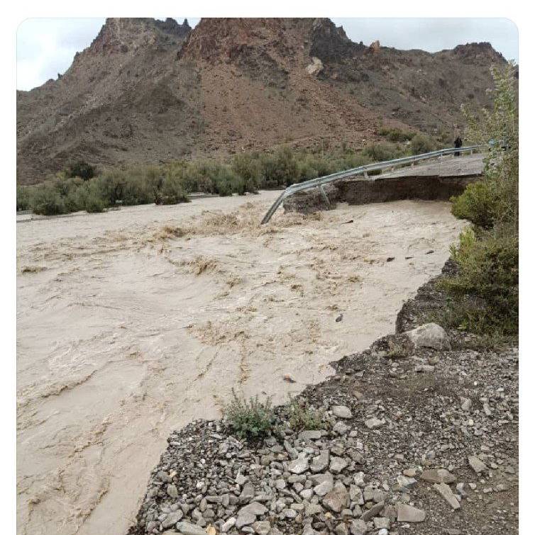تخریب وحشتناک یک پل در ایرانشهر بر اثر سیل
