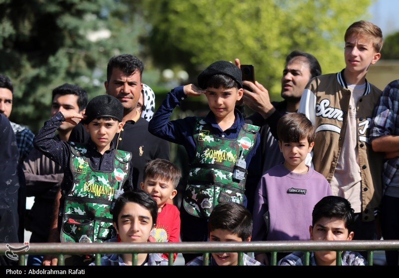 عکس/ ادای احترام کودکان در مراسم رژه روز ارتش