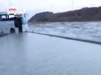 اتوبوسی که در سیلاب نیکشهر گرفتار شد