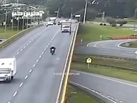 حرکت مرگبار کامیونت دوچرخه سوار را از روی پل پایین انداخت!
