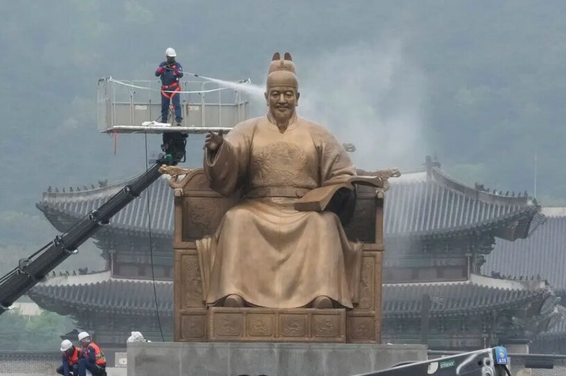 کارگر کره ای در حال شستن مجسمه 
