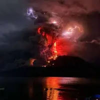 تصویری عجیب از لحظه فوران آتش‌فشان در اندونزی