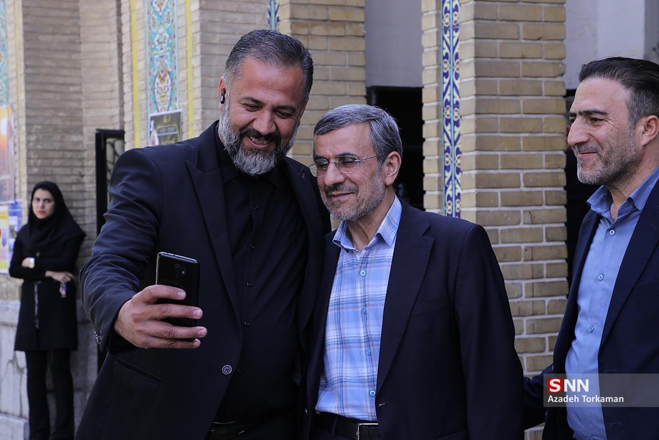 عکس/ سلفی با احمدی نژاد در مراسم ترحیم وزیر اسبق راه