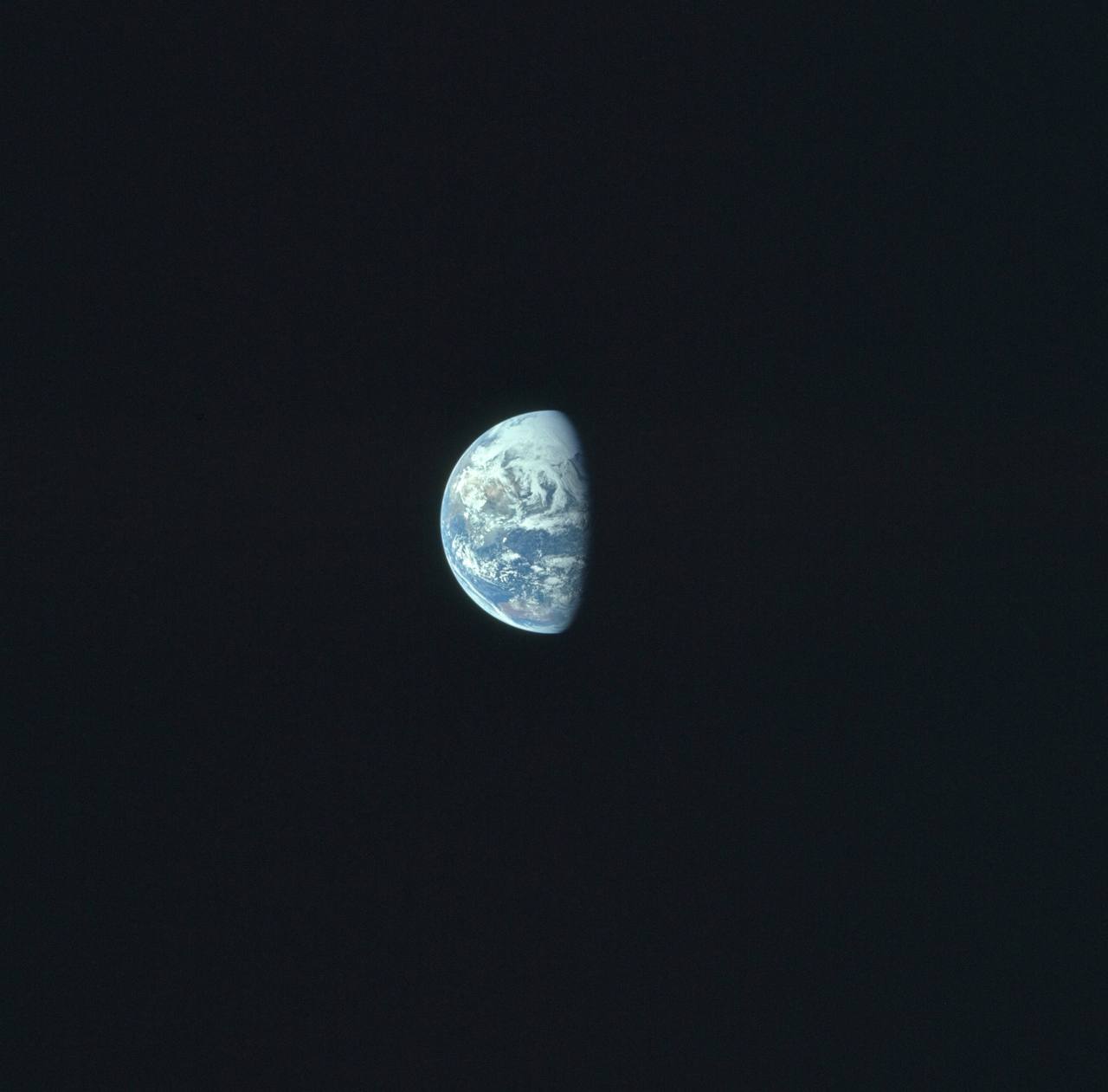 تصویری از زمین که فضانوردان آپولو ۱۶ ثبت کردند