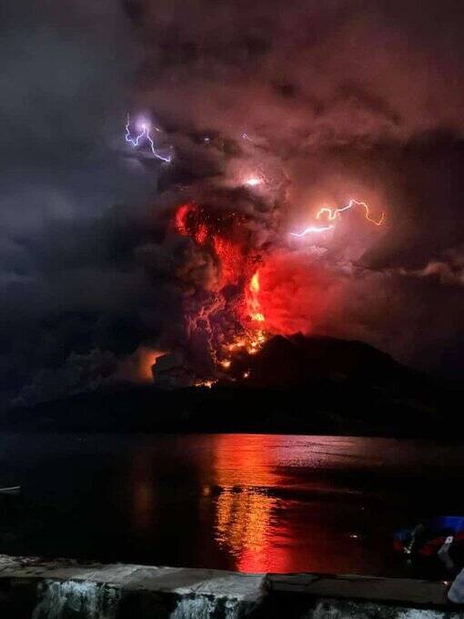 تصویری عجیب از لحظه فوران آتش‌فشان در اندونزی