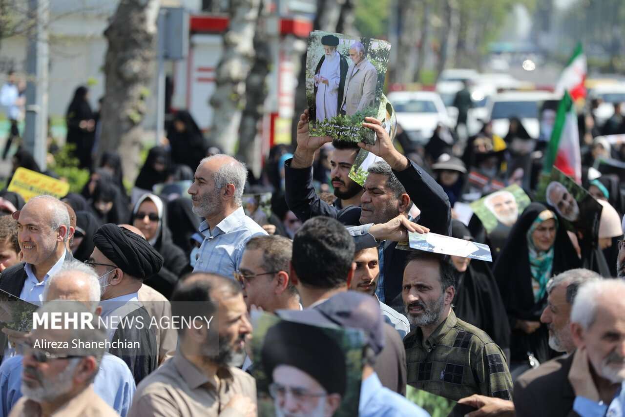 عکس/ راهپیمایی مردم رشت در حمایت از عملیات «وعده صادق»