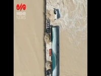 تصاویری از کامیون نفتکش سقوط‌کرده در سیلاب محور بندر خمیر
