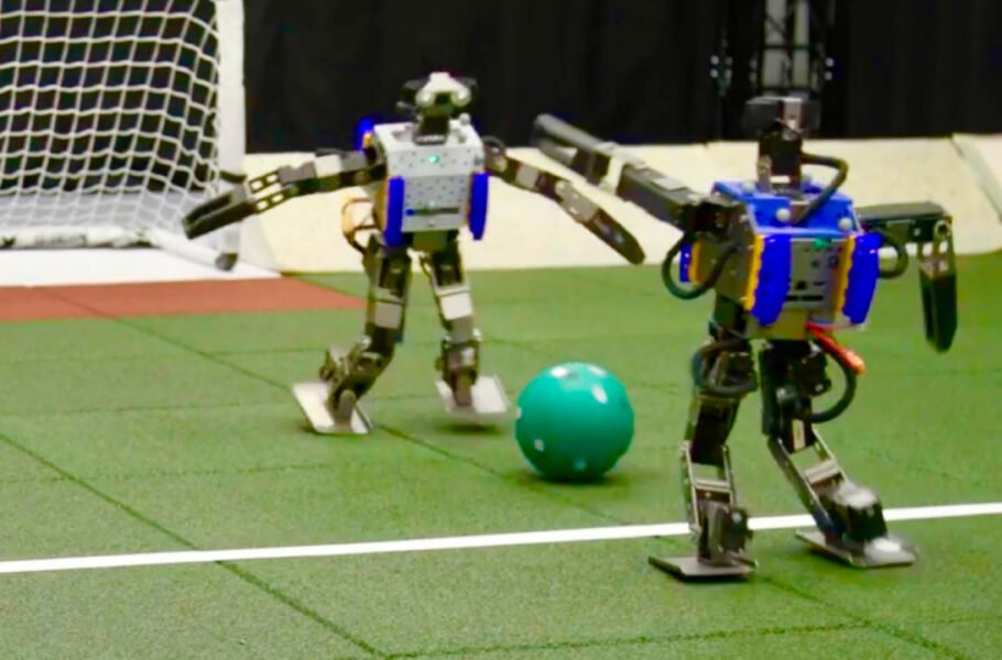 ربات‌های دوپا گوگل به‌لطف هوش مصنوعی، حالا سریع‌تر و قدرتمندتر از قبل فوتبال بازی می‌کنند