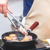 ترفند جالب آشپزها برای نپاشیدن روغن روی گاز