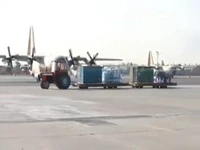 ارسال مواد غذایی به سیل‌زدگان سیستان‌ و بلوچستان توسط نیروی هوایی ارتش