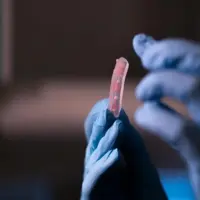 ساخت انگشت مصنوعی انعطاف‌پذیر بدون اتصال مکانیکی