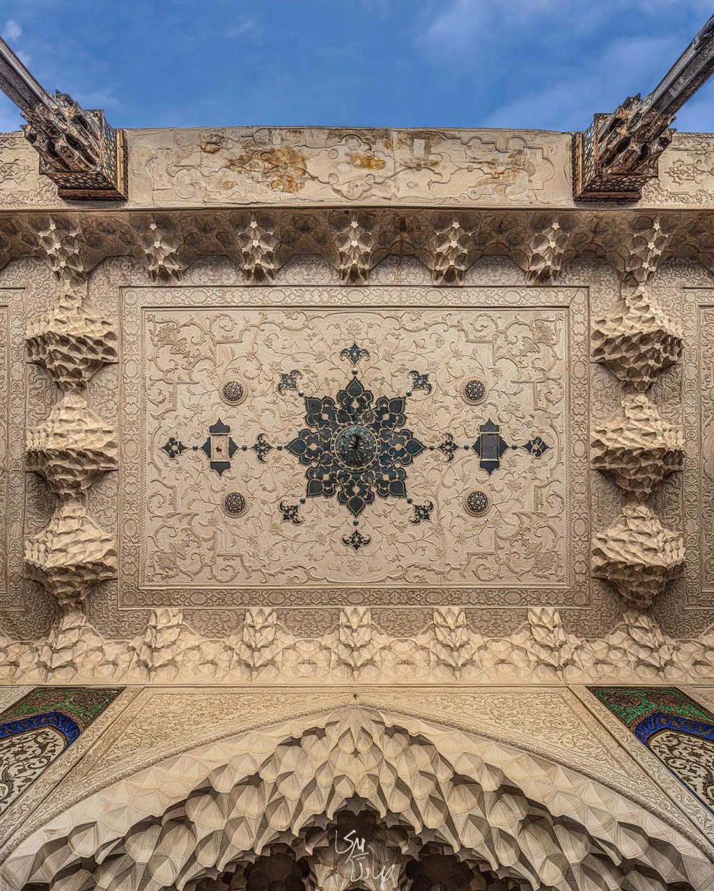 سقف زیبای ایوانِ دیوان‌خانه‌ی شیخ‌السلام اصفهان  