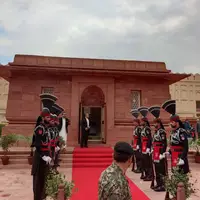 تصاویری از یگان استقبال از رئیس‌جمهور در مزار اقبال لاهوری